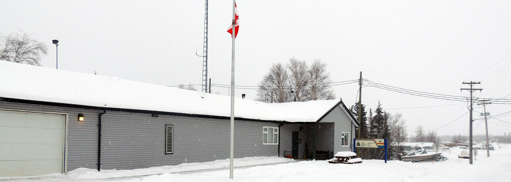 Според RCMP един заподозрян е на свобода след нахлуване в