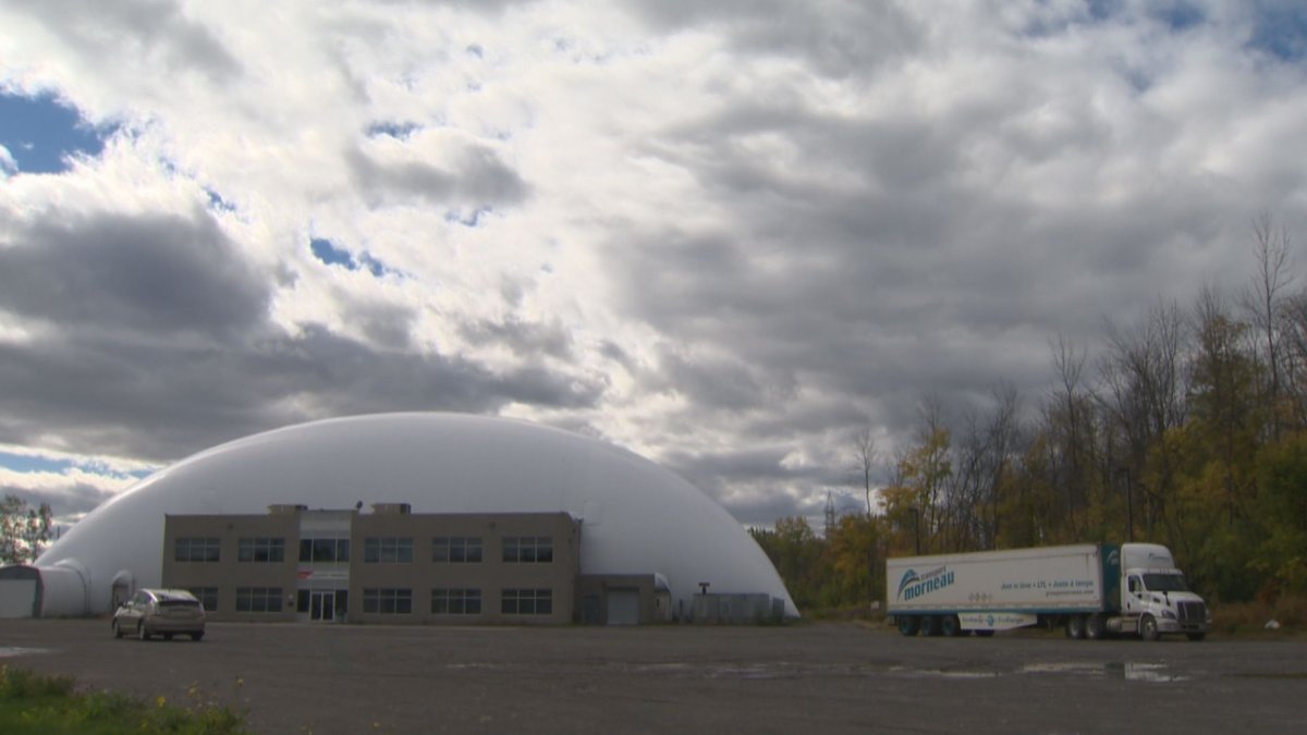 The "Soccerdome" in Baie d'Urfé will operate for at least one more winter. 