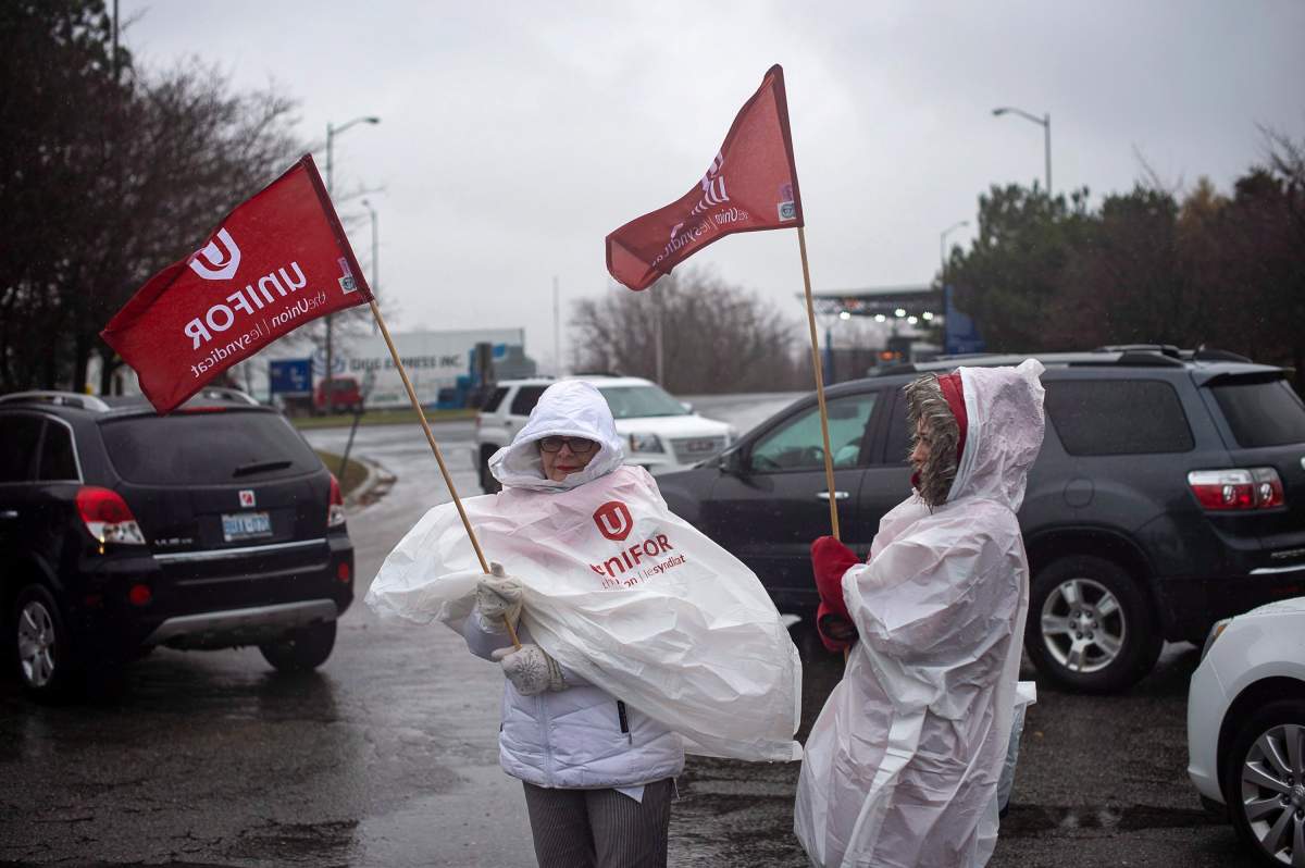 Members of Unifor, the union representing the workers of Oshawa’s General Motors car assembly plant, blocked the entrance to the plant, Monday Nov 26 , 2018. General Motors will close its production plant in Oshawa, Ont., along with four facilities in the U.S. as part of a global reorganization that will see the company focus on electric and autonomous vehicle programs.