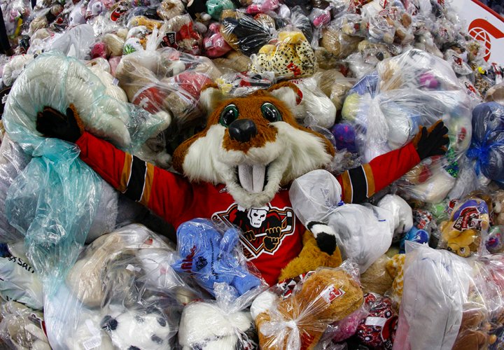 Calgary Hitmen Teddy Bear Toss GlobalNews Events