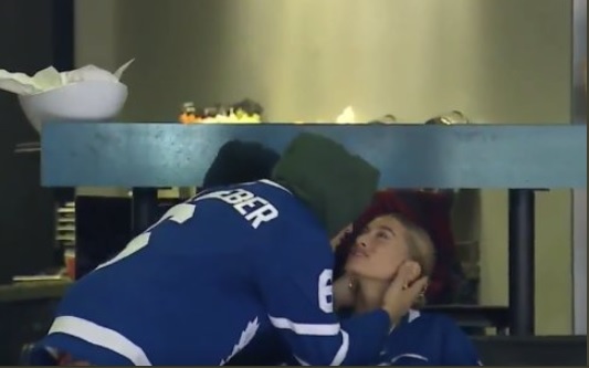 Justin Bieber, Hailey Baldwin share big-screen kiss at Maple Leafs