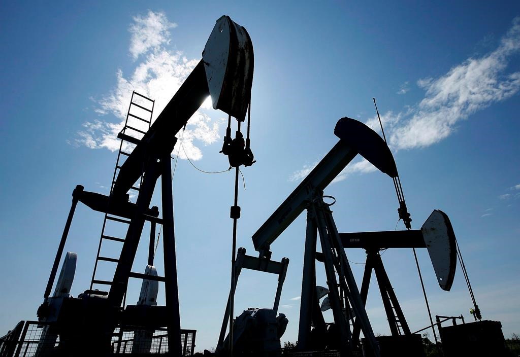 Oil prices fell toward US$ 53 a barrel on Wednesday, after closing the year in negative territory in 2018 for the first time since 2015.