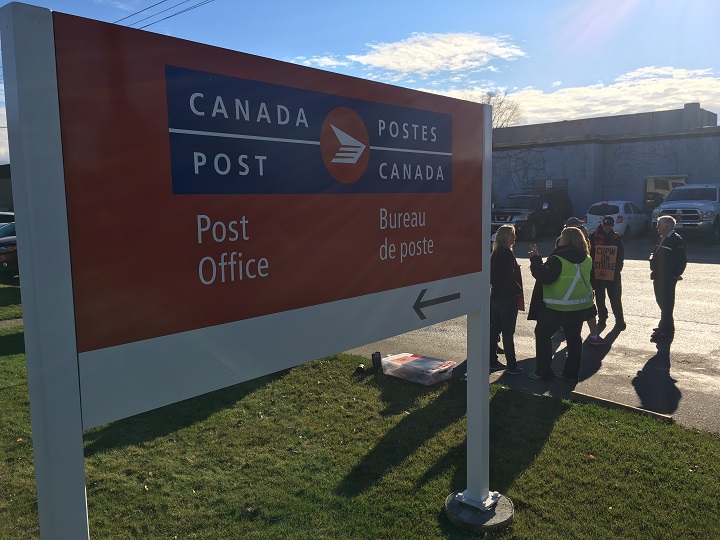Rotating Canada Post strike returns to Kelowna - image