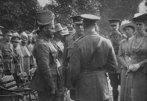 King George V talks to Mir Dast and civil service official Sir Walter Lawrence