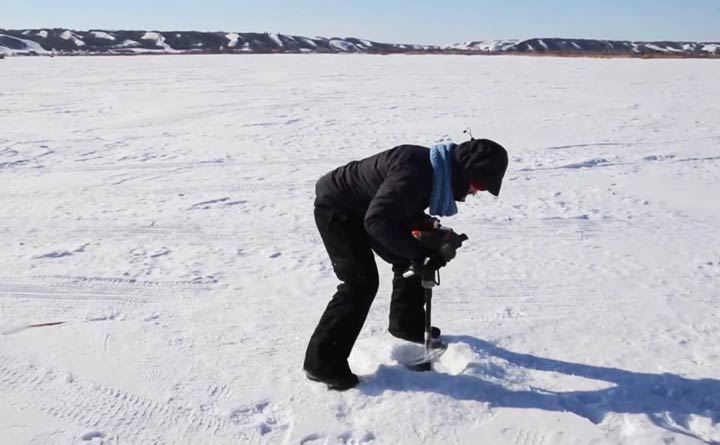 The Saskatchewan Ministry of Environment is reminding people to check for safe ice before venturing out for ice fishing or other winter activities.