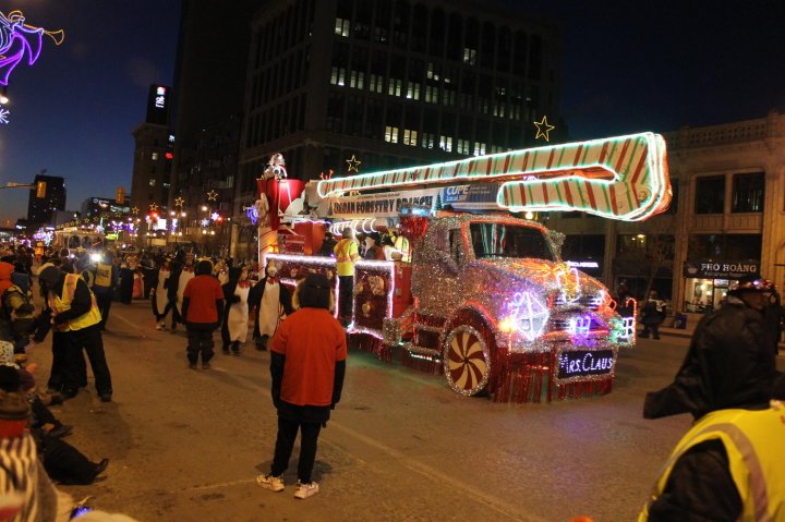 Winnipeg’s 2018 Santa Claus parade in pictures and tweets - Winnipeg | Globalnews.ca