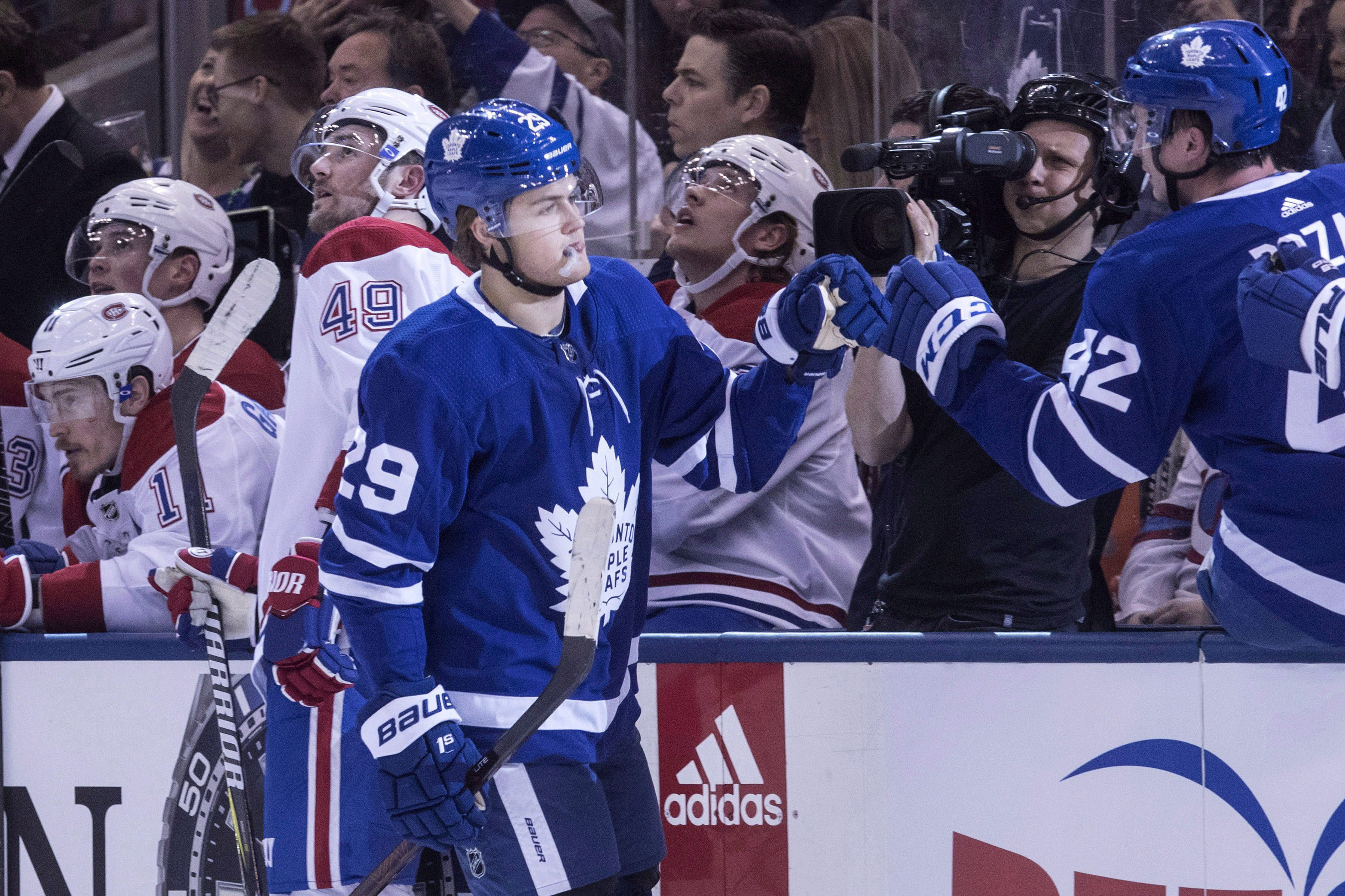 Justin Bieber, Hailey Baldwin share big-screen kiss at Maple Leafs game