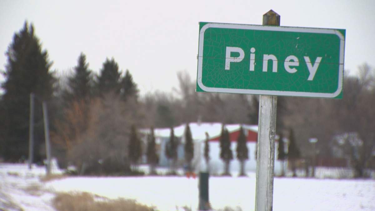 Manitoba residents voice concern over decrease in hours of operation at U.S. border crossings - image