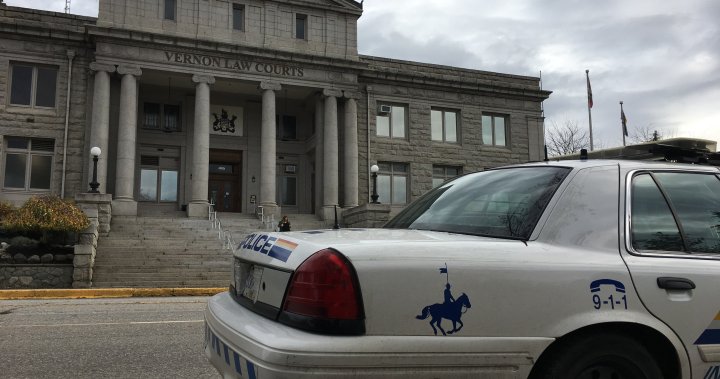 Мъж от Върнън Британска Колумбия който е използвал своя Bobcat