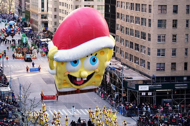 Macy’s Thanksgiving parade’s iconic giant balloons fly despite near ...