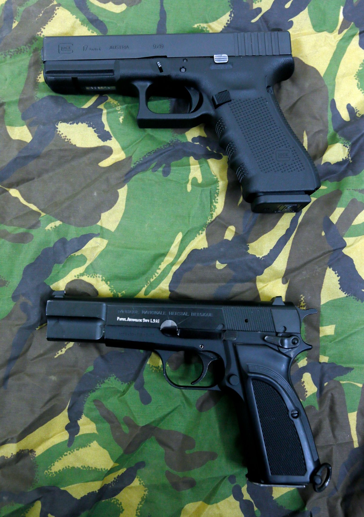 A Glock 17 Gen 4 pistol, top, and a Browning pistol that is being replaced. The British Army needed 25,000 of them, and it got them in two years.

