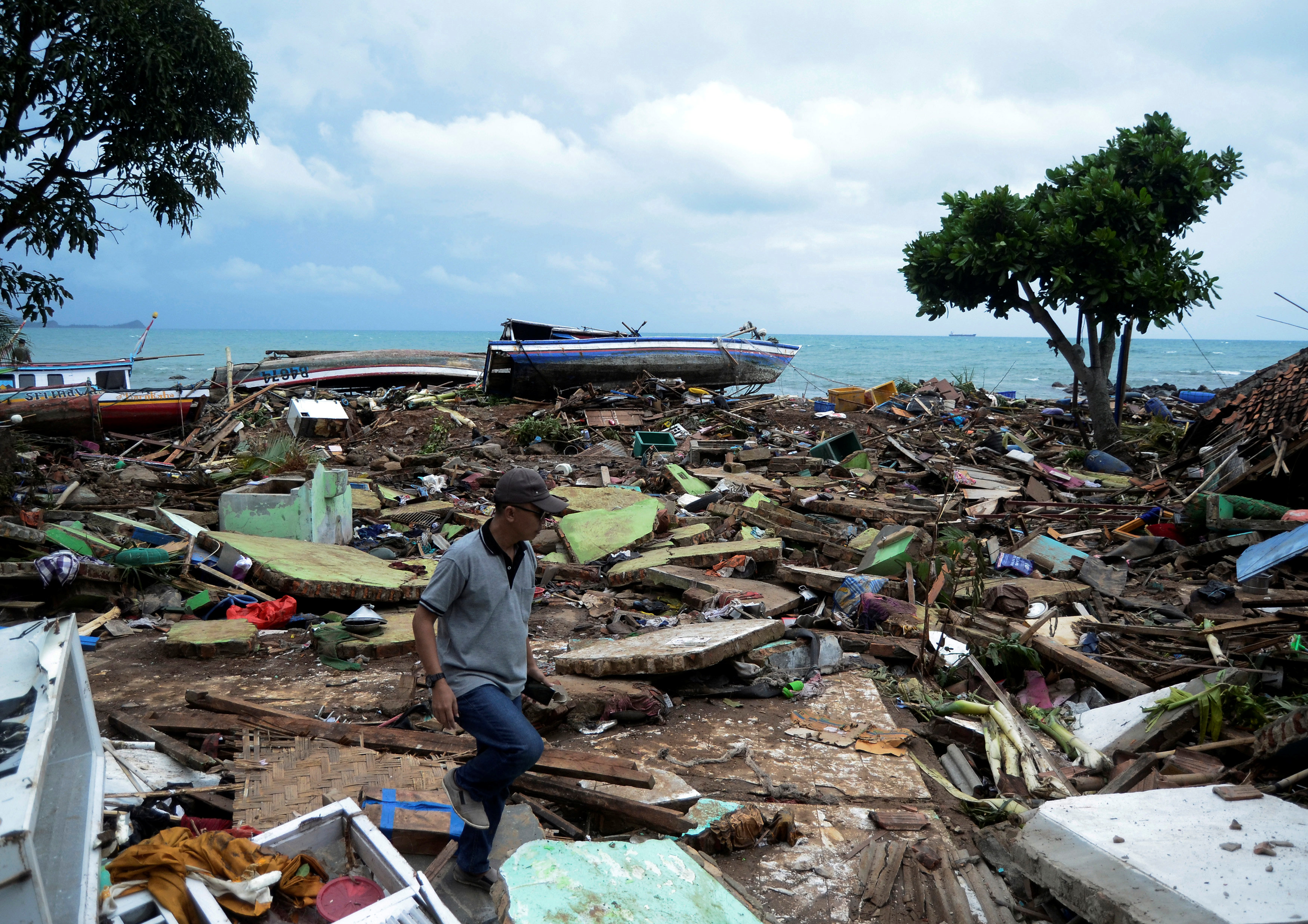 Indonesia Tsunami Death Toll Hits 373 Rescuers Search For More Victims   2018 12 23T175537Z 1861790557 RC12B4EFCA20 RTRMADP 3 INDONESIA TSUNAMI 