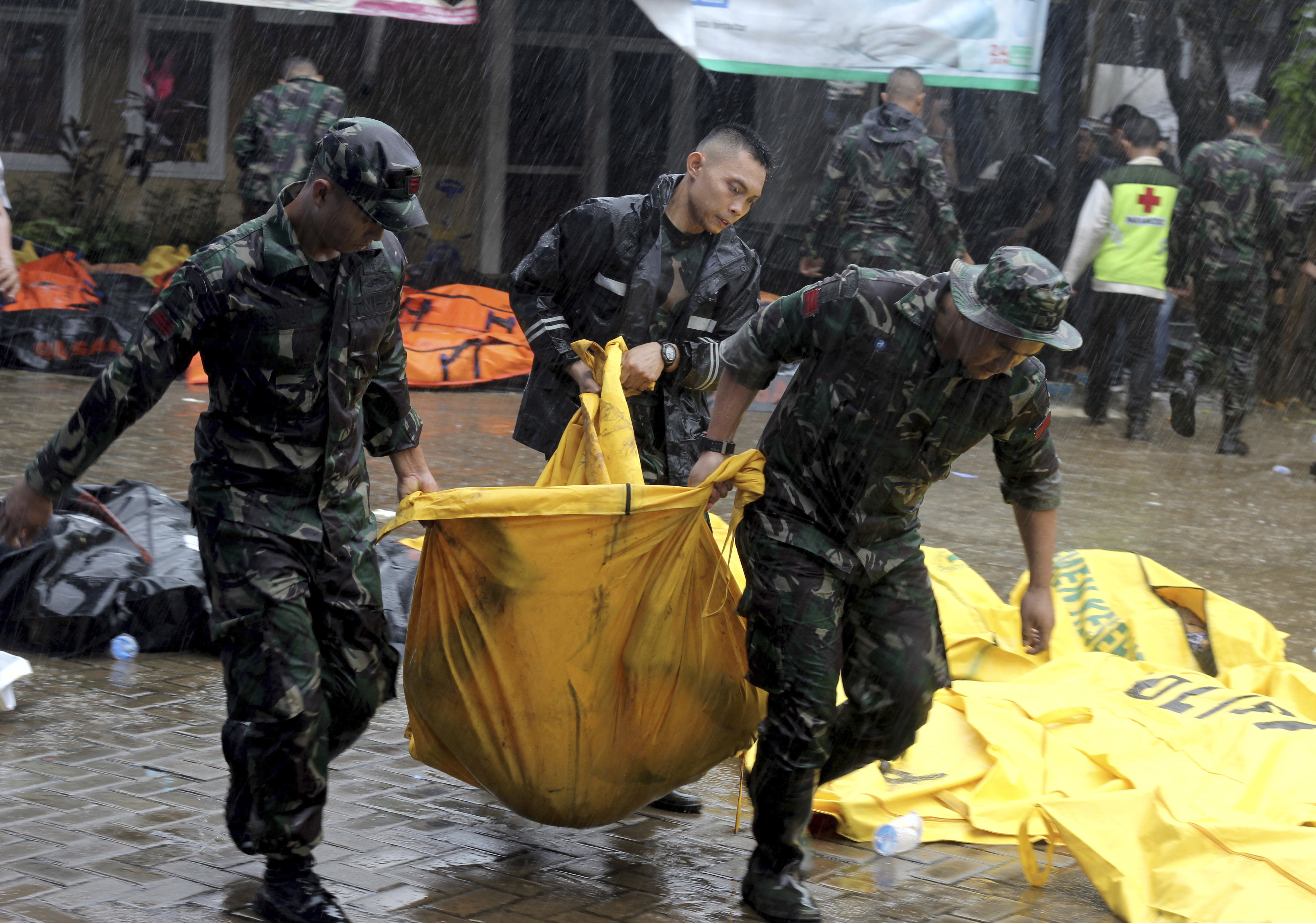 Indonesia Tsunami Death Toll Hits 373, Rescuers Search For More Victims ...