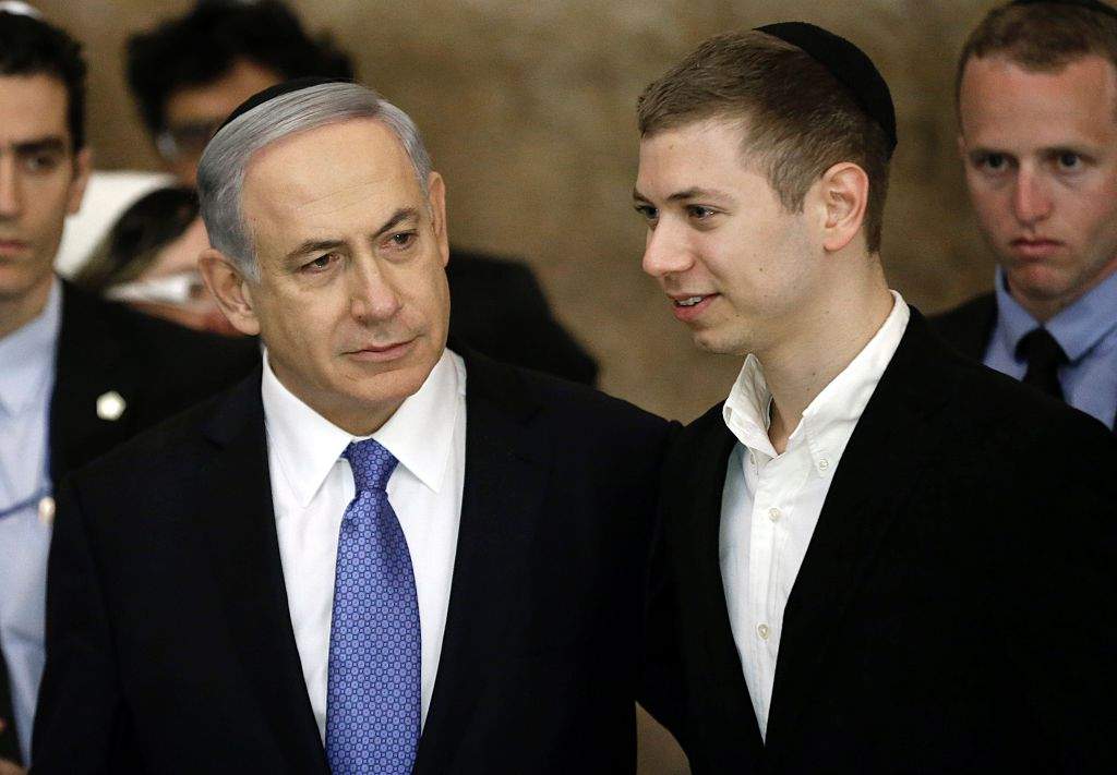 Israeli Prime Minister Benjamin Netanyahu and his son Yair visit, on March 18, 2015, the Wailing Wall in Jerusalem 


.