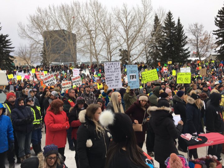 Large crowd gathers in northern Alberta city to rally for oil pipelines ...