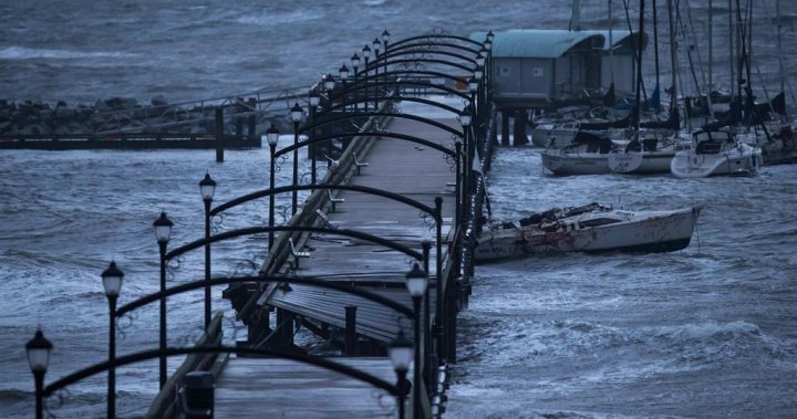Мощна вятърна буря отмени плаванията на BC Ferries, причини прекъсване на електрозахранването за хиляди