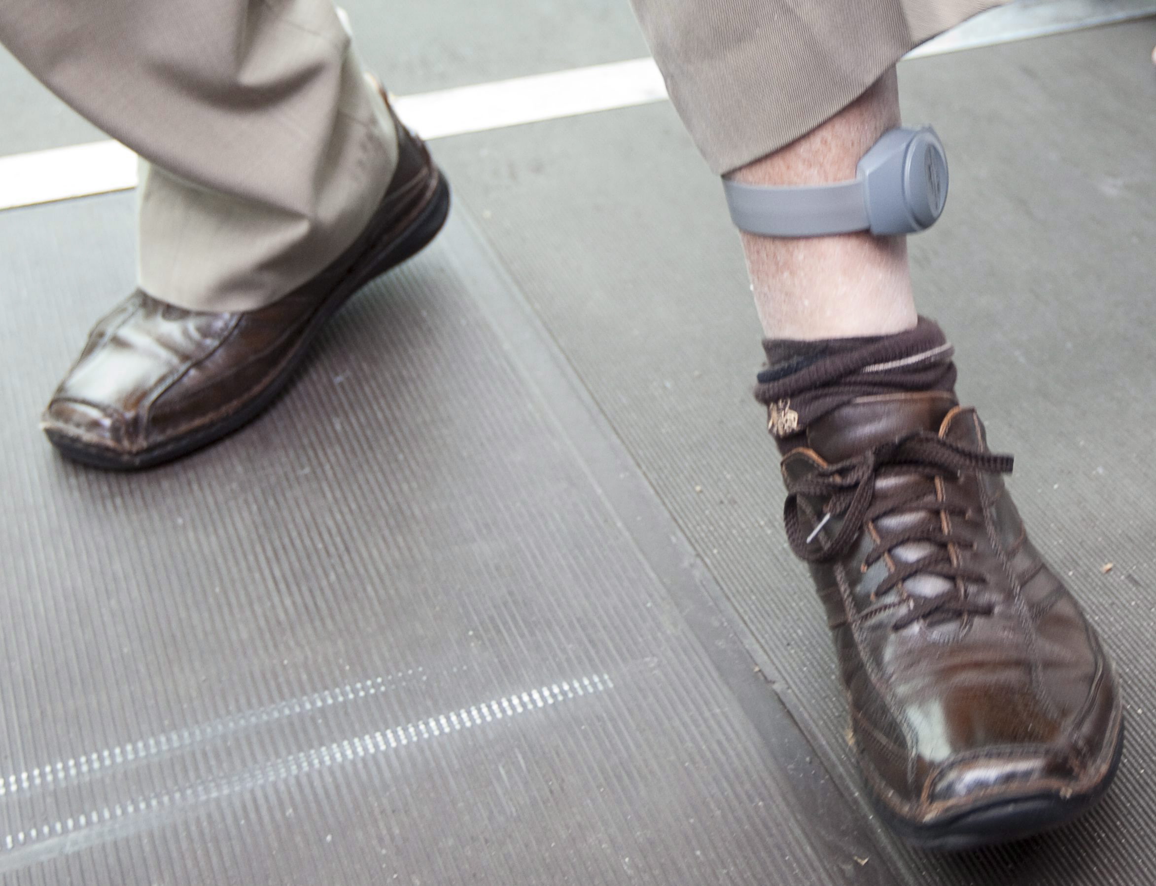 Share 57+ leg bracelet police latest in.duhocakina