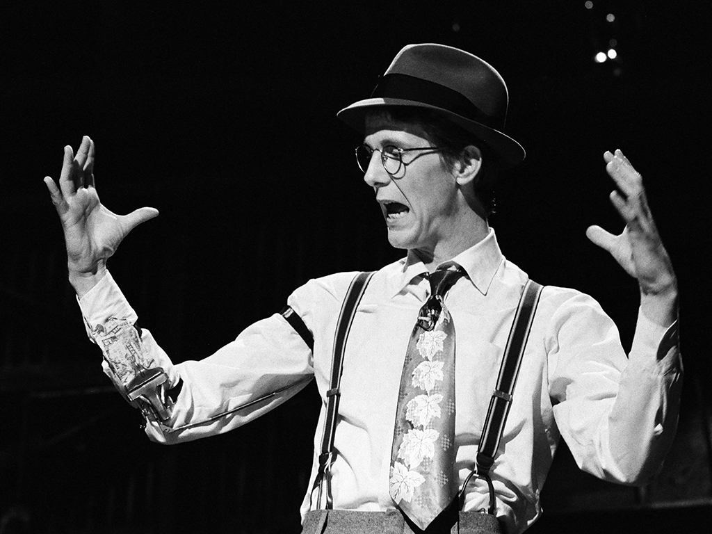 Harry Anderson performs on ‘SNL’ on Oct. 17, 1981.