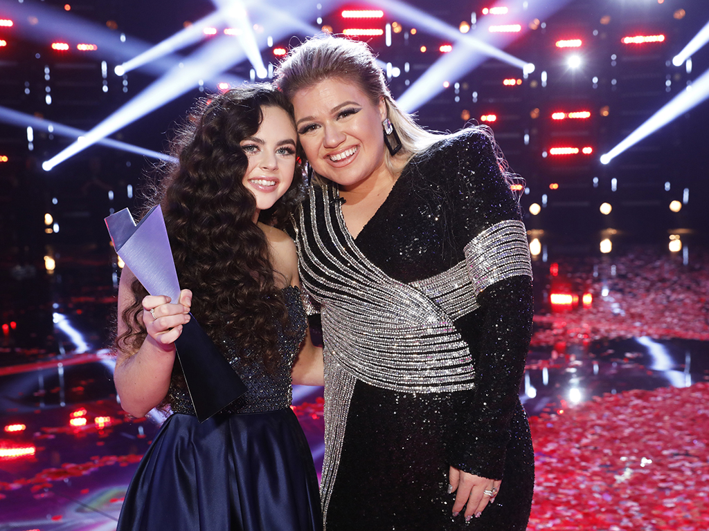 (L-R) Chevel Shepherd and Kelly Clarkson during ‘The Voice’ season 15 finale on Dec. 18, 2018.