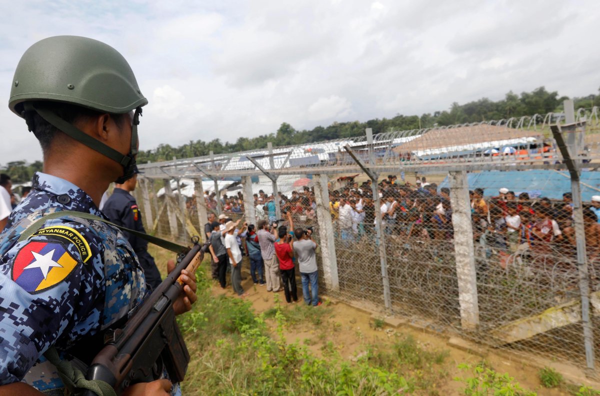 A Myanmar border guard police stands guard near a fence of Rohingyas refugees and makeshift houses at the 'no man's land' zone between the Bangladesh-Myanmar border in Maungdaw district, Rakhine State, Myanmar, Aug. 24, 2018 




.