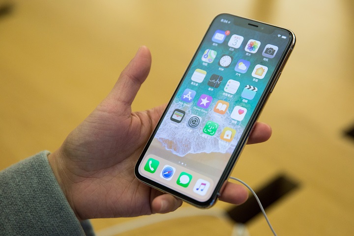 The fraudulent iPhone Xs are made to look exactly like this real phone, police say. 