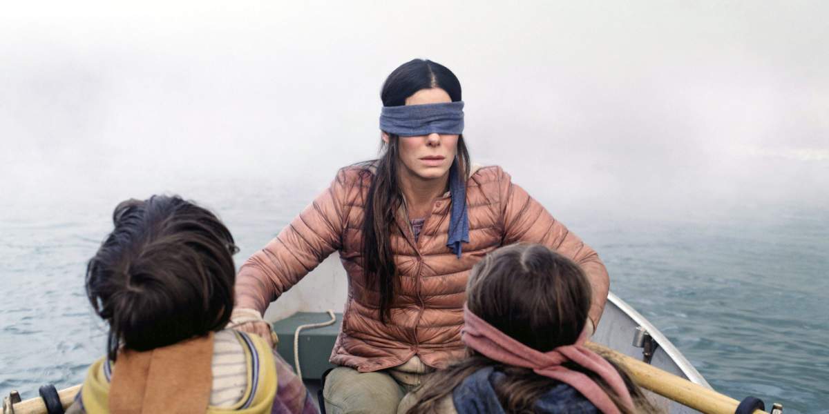 BIRD BOX, Sandra Bullock (center), children, back to camera from left: Julian Edwards, Vivien Lyra Blair, 2018.
