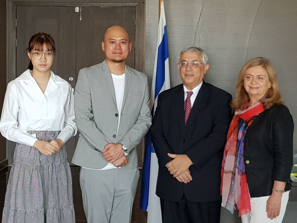 Manager Nataphol Pavaravadhana and singer ‘Namsai’ of BNK48 with H.E. Ambassador of Israel, Dr. Meir Shlomo, after apologizing for wrongly wearing a shirt depicting a swastika onstage.