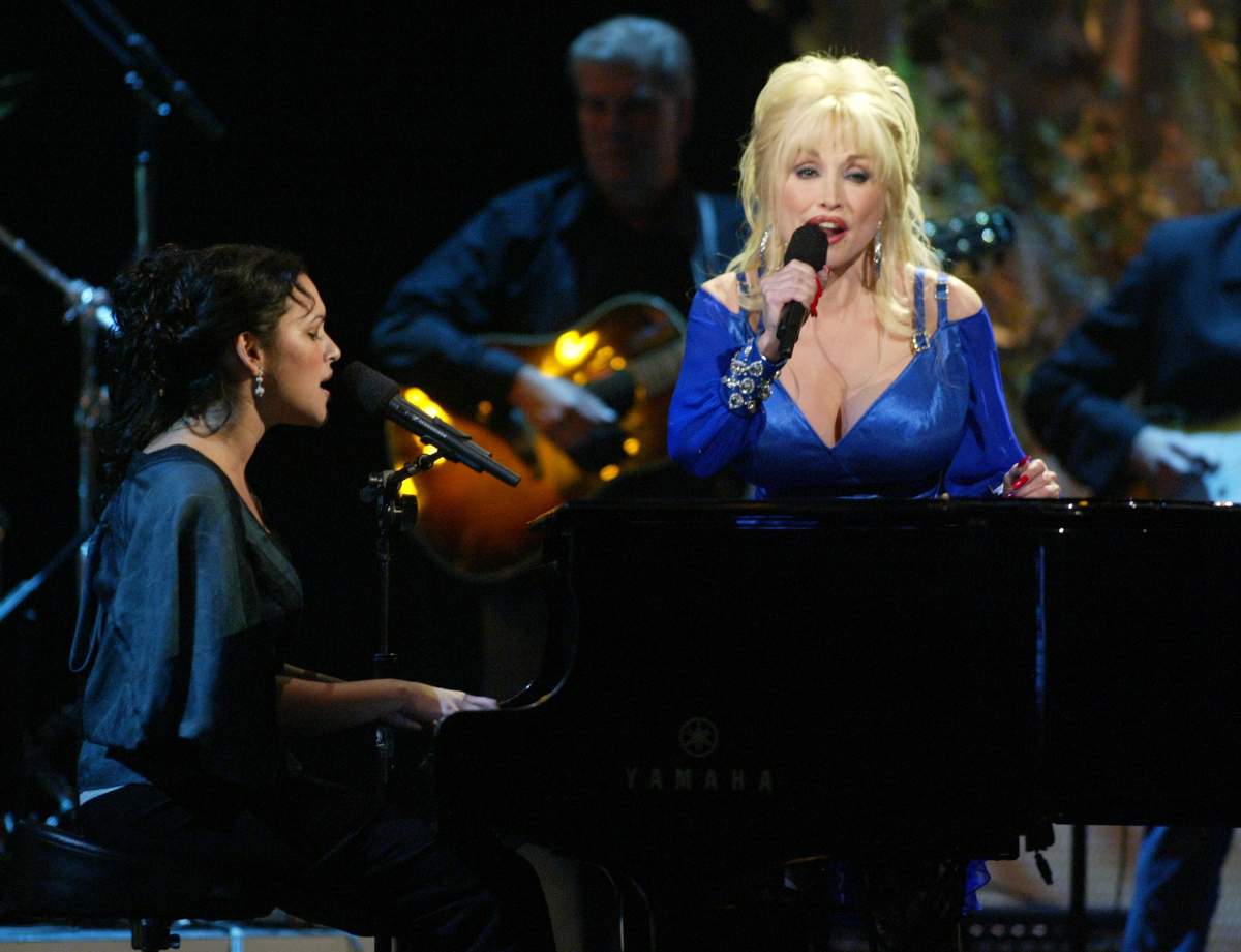 (L-R) Norah Jones and Dolly Parton perform onstage the ’37th Annual CMA Awards’ at the Grand Ole Opry House Nov. 5, 2003 in Nashville, Tenn.