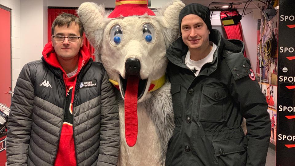 Tomas Rittich (left) poses with Calgary Flames mascot Harvey the Hound and his brother, team goalie David Rittich.
