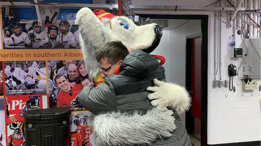 Calgary Flames Goalie S Brother Who Has Autism Meets Hero Harvey The Hound In Heartwarming Video Calgary Globalnews Ca