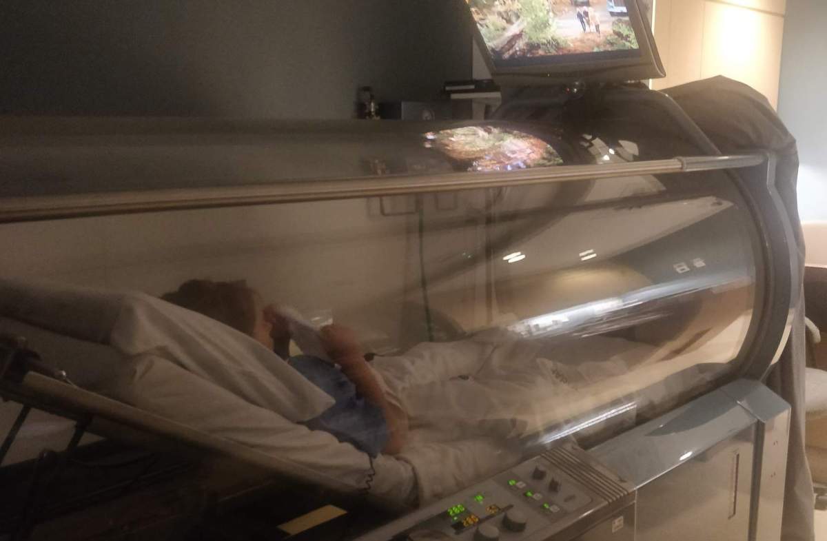 Serina Sicurella, a student at Des Découvreurs elementary school in Montreal LaSalle borough undergoes hyperbaric oxygen therapy. Source: Angelina Sicurella.