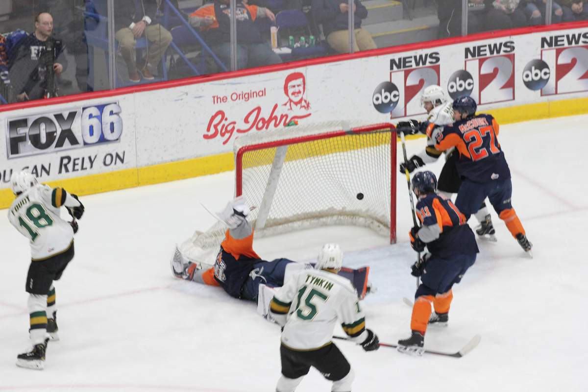 Flint, Mich. - Liam Foudy scores his first of two goals for the London Knights against the Flint Firebirds in a 4-3 London victory on January 30, 2019.