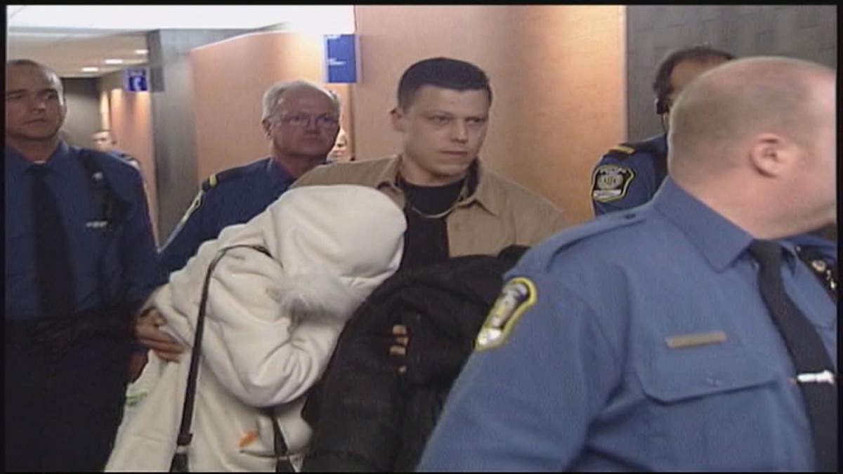 Sébastien Simon walking through the Montreal courthouse in 2007.