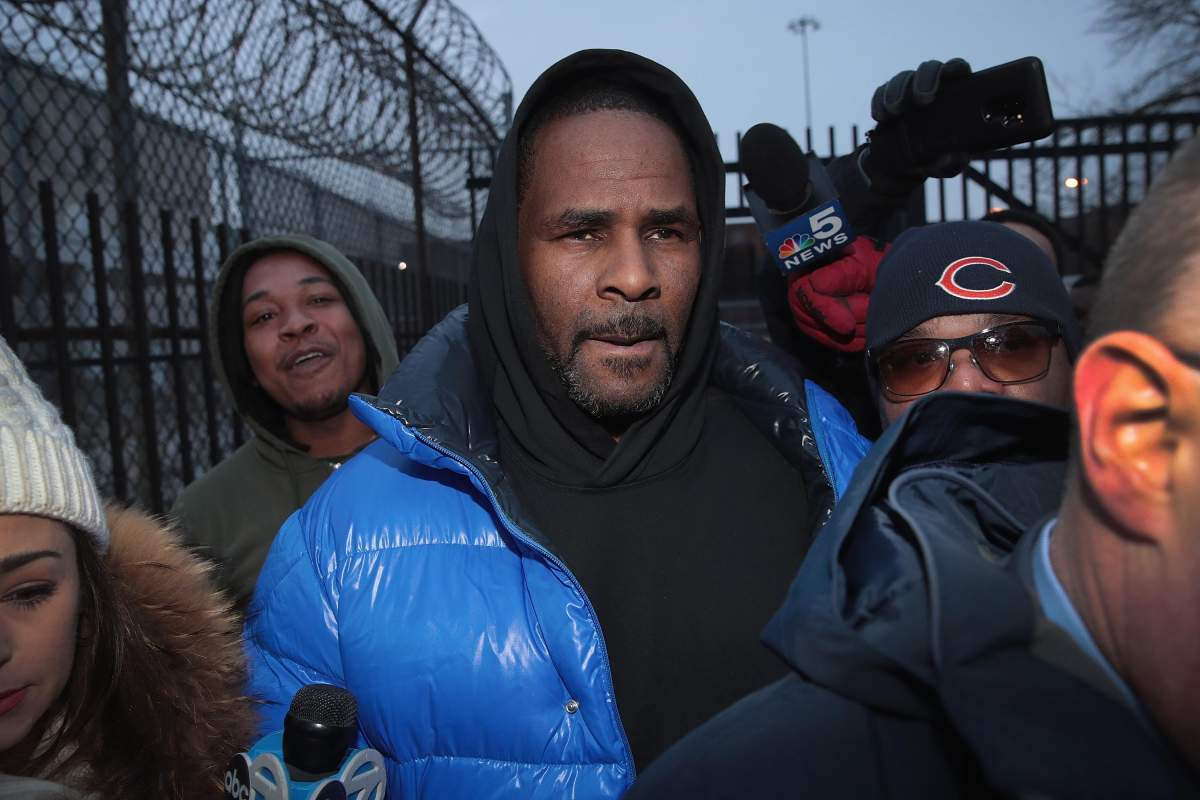 R&B singer R. Kelly leaves the Cook County jail after posting US$100,000 bond on Feb. 25, 2019, in Chicago, Ill. Kelly was being held after turning himself in to face 10 counts of aggravated sexual abuse. (Photo by Scott Olson/Getty Images)