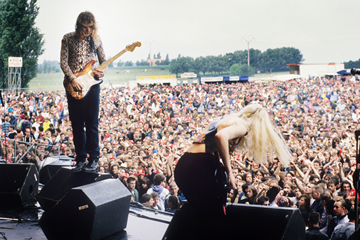 Smashing Pumpkins’ (L-R) Billy Corgan and D’arcy Wretzky live at Rock Torhout Festival in Torhout, Belgium on July 4, 1992.