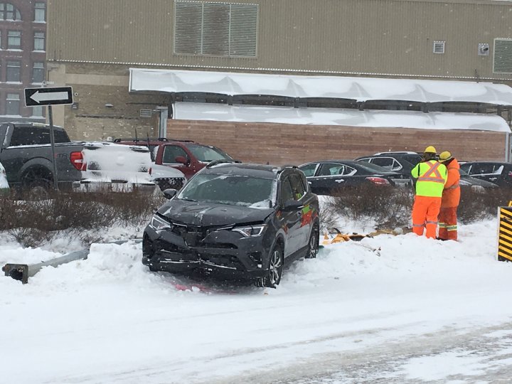 Overnight snow storm buries Winnipeg, plows are on streets Winnipeg