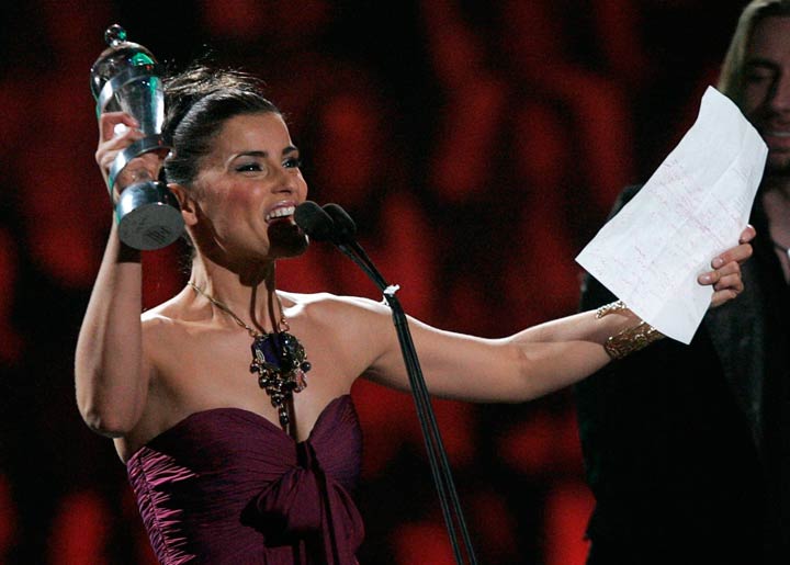 Nelly Furtado celebrates after winning pop album of the year at the Juno Awards in Saskatoon on April 1, 2007.