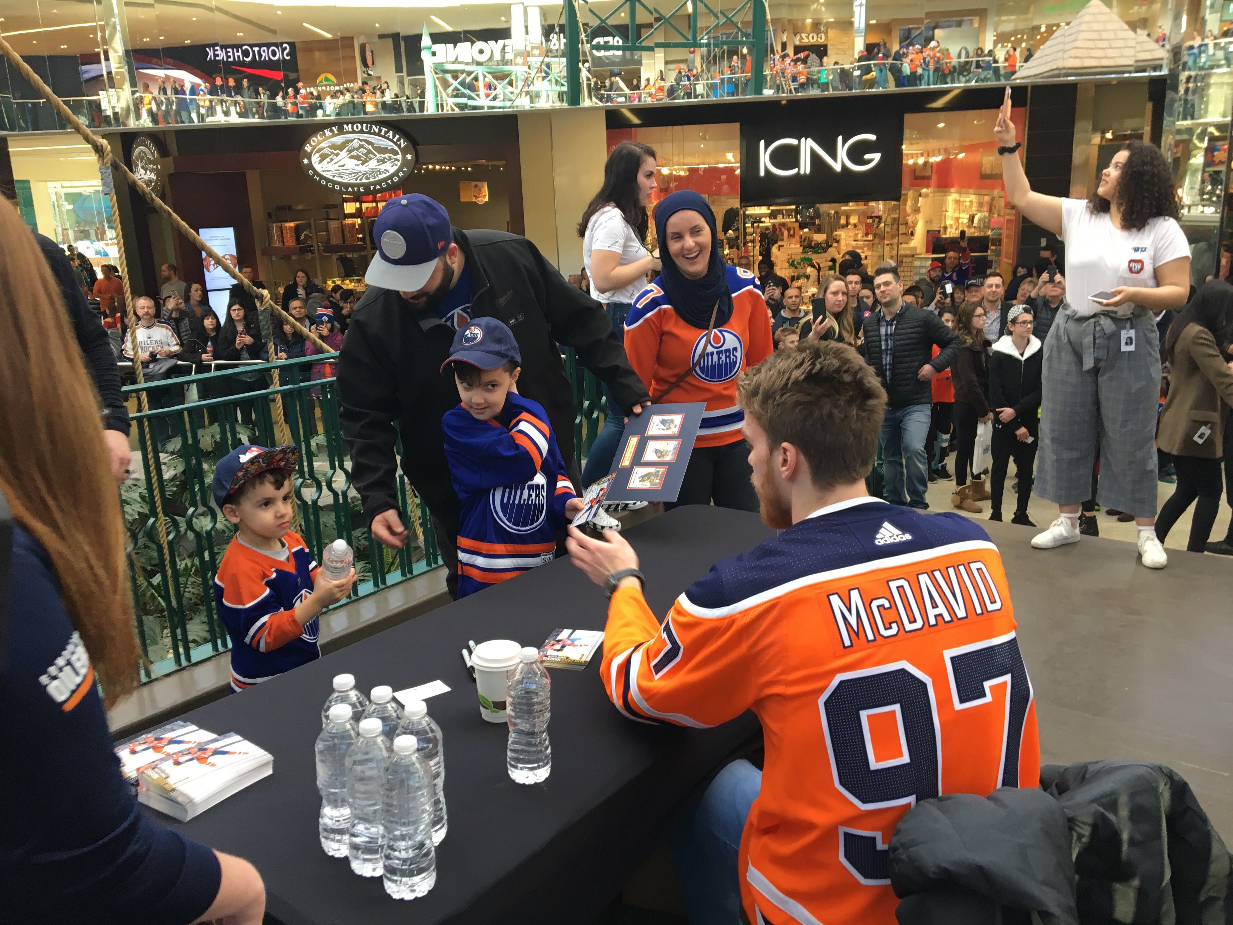 Edmonton Oilers to hold practice autograph session at West