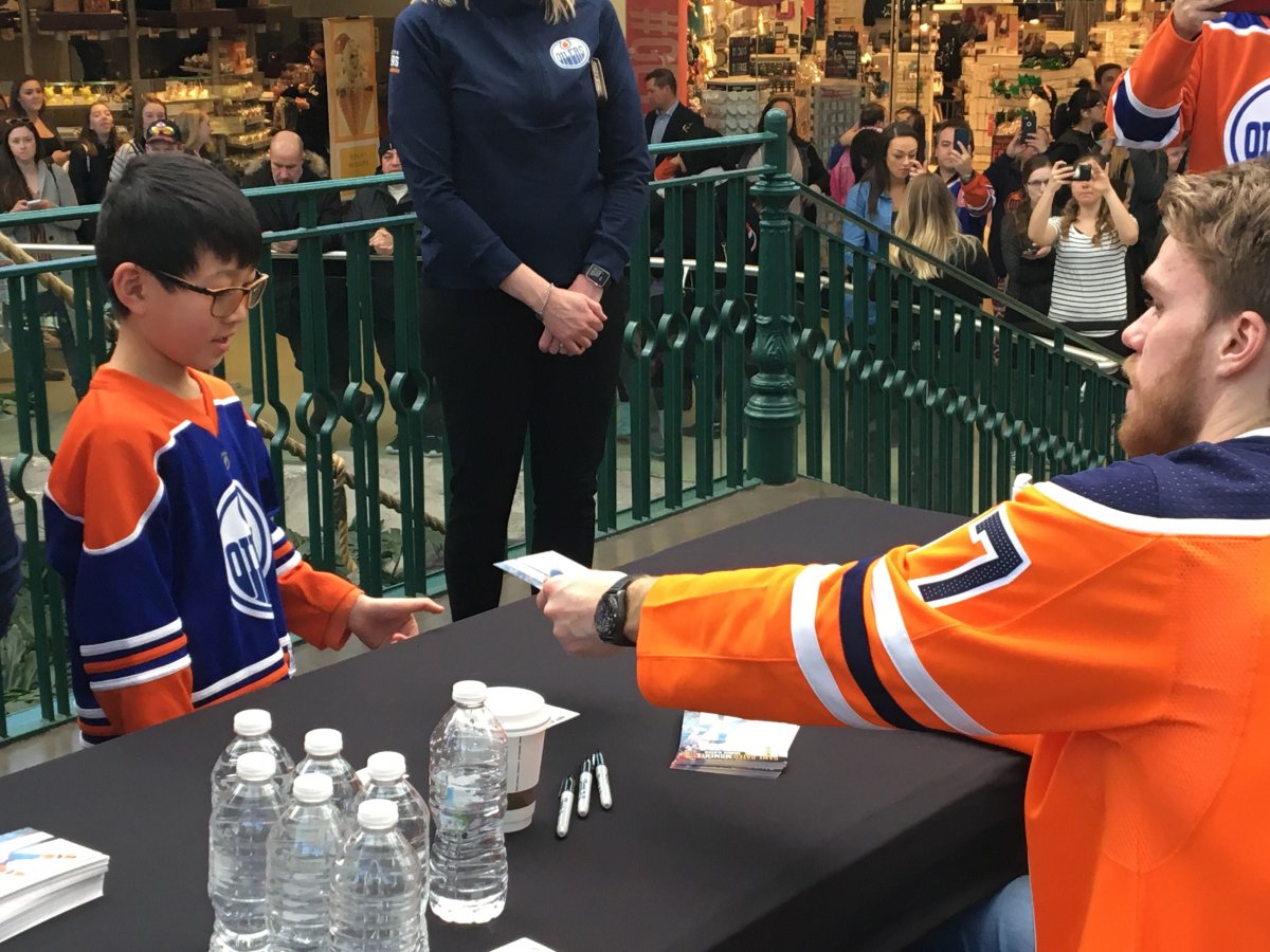 Long lines as Edmonton Oilers hold autograph session at West Edmonton