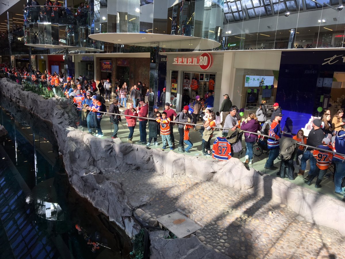 Long lines as Edmonton Oilers hold autograph session at West Edmonton