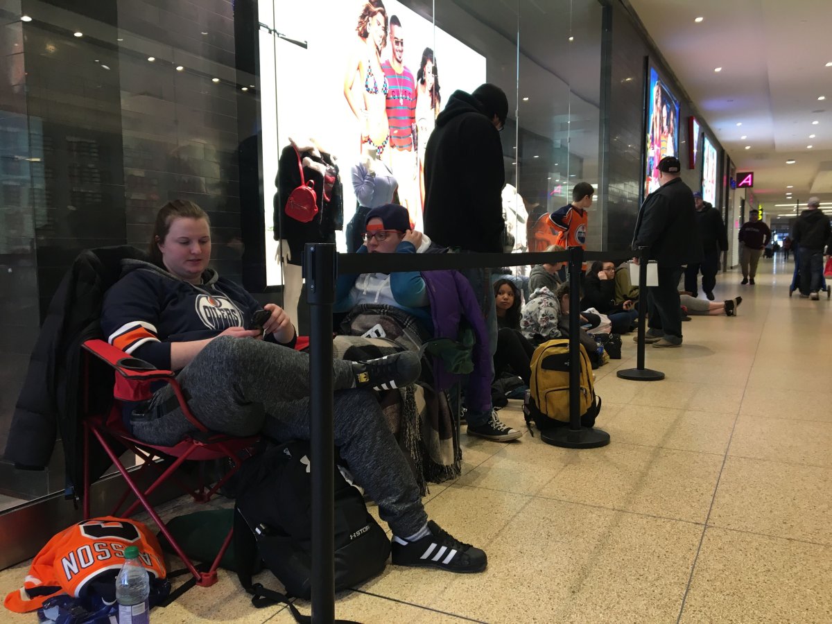 Long lines as Edmonton Oilers hold autograph session at West Edmonton