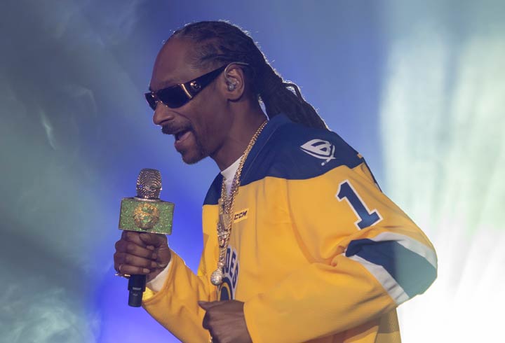 Snoop Dogg dons Saskatoon Blades hockey jersey during concert