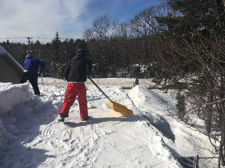 St-Jérôme residents clearing snow from the roof of a building on Sunday, Feb. 17, 2019. Mike Armstrong/Global News
