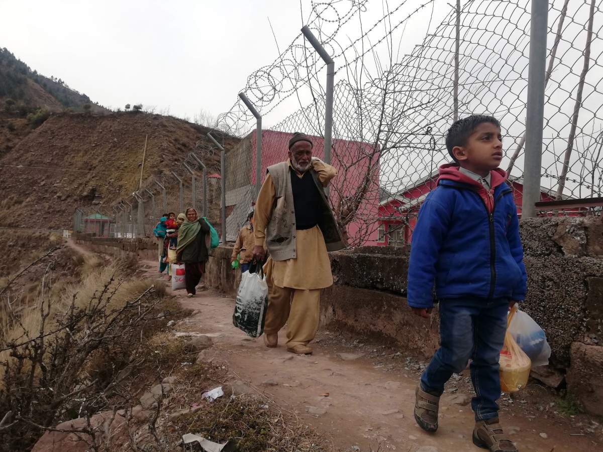 Local residents flee their villages near the Line of Control, the de facto border between Pakistani and Indian administered Kashmir in Chakothi, Azad Kashmir, Pakistan, 23 February 2019 (EPA/AMIRUDDIN MUGHAL)