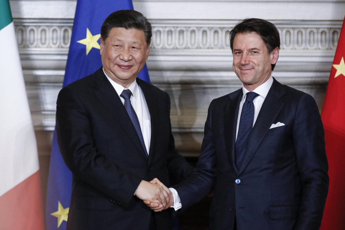 Italian premier Giuseppe Conte (R) shakes hands with Chinese President Xi Jinping during their meeting at the Villa Madama in Rome, Italy, 23 March 2019.