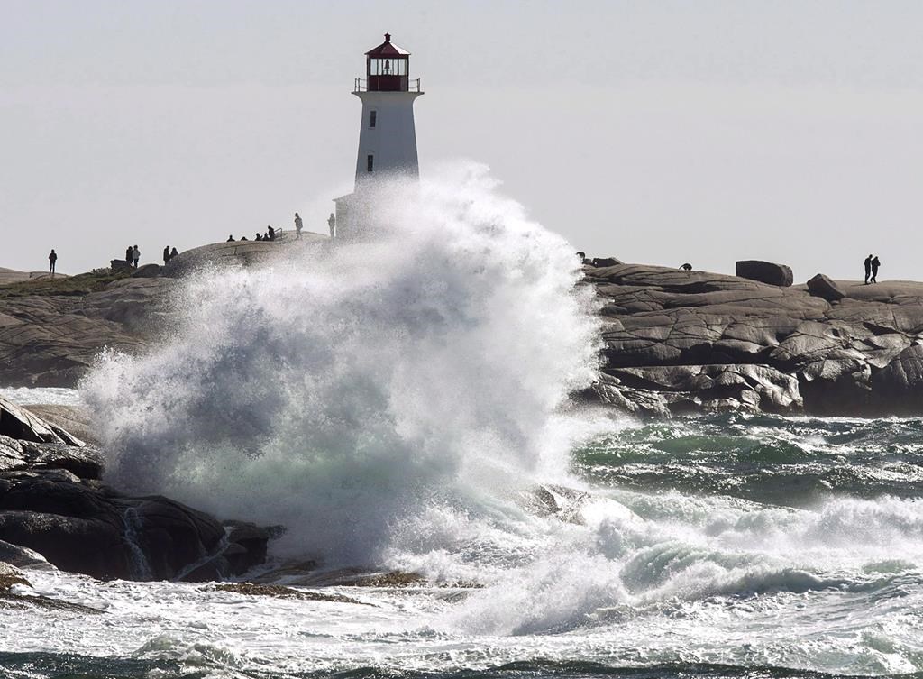Части от Атлантическа Канада са изправени пред мощни ветрове и