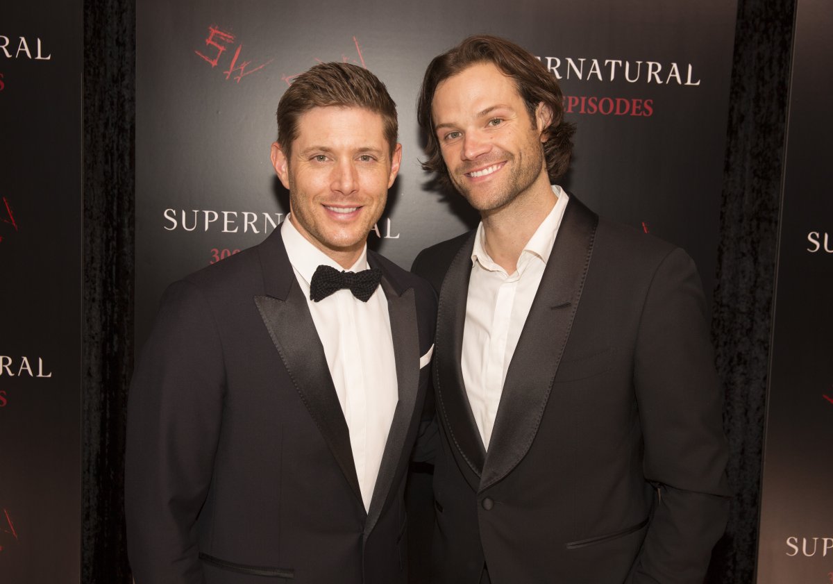 (L-R) 'Supernatural' Stars Jensen Ackles and Jared Padalecki attend the red carpet at the 'SUPERNATURAL' 300TH Episode Celebration at the Pratt Hall on November 16, 2018 in Vancouver, Canada.