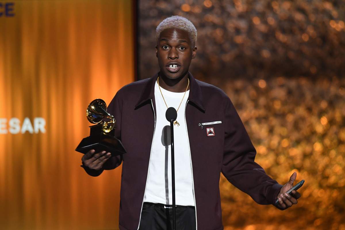 Canadian singer Daniel Caesar accepts the award for Best R&B Performance for 'Best Part' onstage during the 61st Annual Grammy Awards pre-telecast show on February 10, 2019, in Los Angeles. (Photo by Robyn Beck / AFP)        (Photo credit should read ROBYN BECK/AFP/Getty Images).