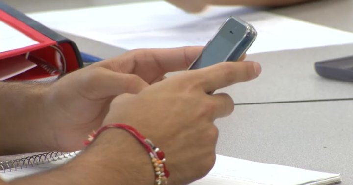 Училищният съвет на Ванкувър ще преразгледа предложението за ограничаване на използването на мобилни телефони в училищата