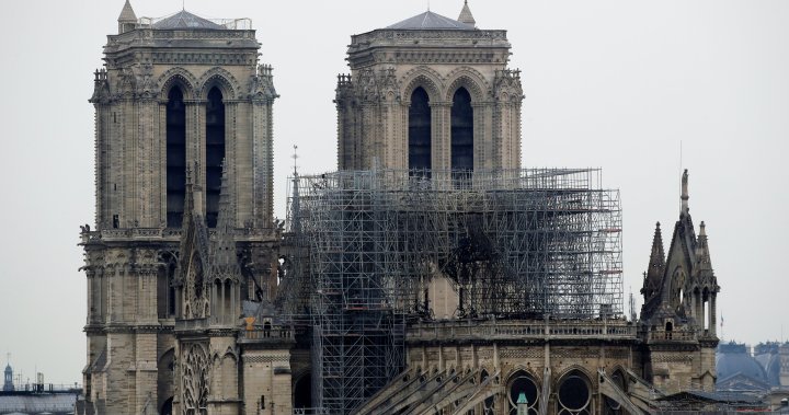 Ключен момент от реставрацията на парижката катедрала Нотр Дам е
